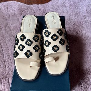 Cole Haan nude/black slides